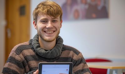 Student lernt Katalonisch an einem Tablet auf Niveau B1